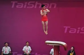 体操杯赛上演强强对话，闽南猎隼队强势反弹江畔银狐队，团队配合流畅；中场绞杀压制对手的简单介绍